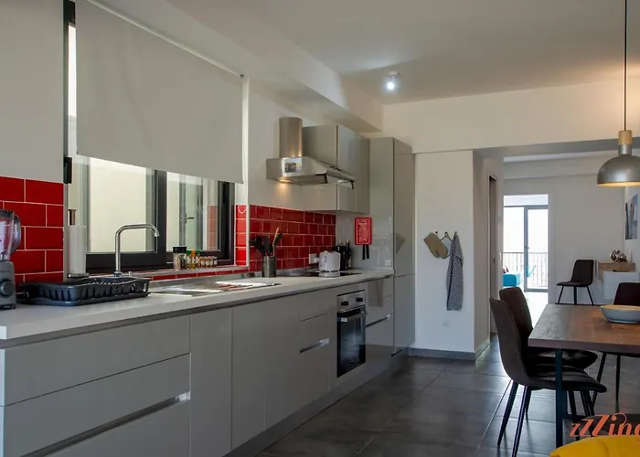 2 Bed With Distant Sea And Country Views *