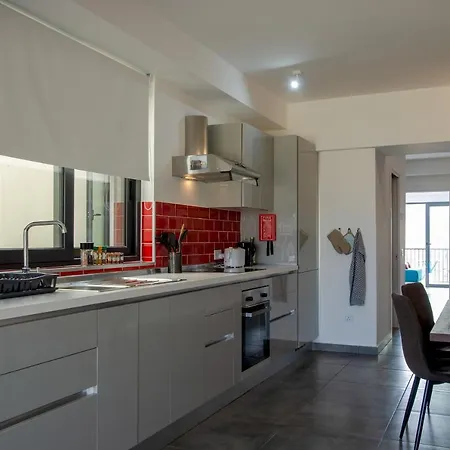 2 Bed With Distant Sea And Country Views *