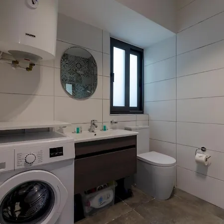 2 Bed With Distant Sea And Country Views *