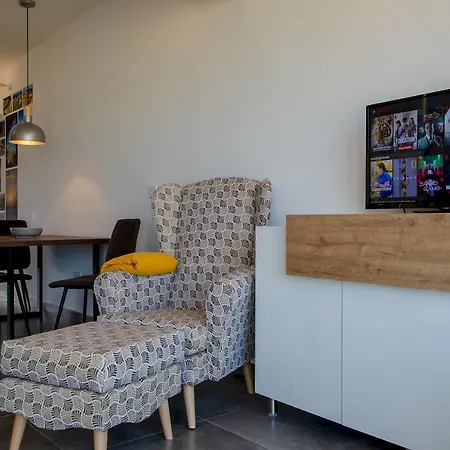 2 Bed With Distant Sea And Country Views Apartament