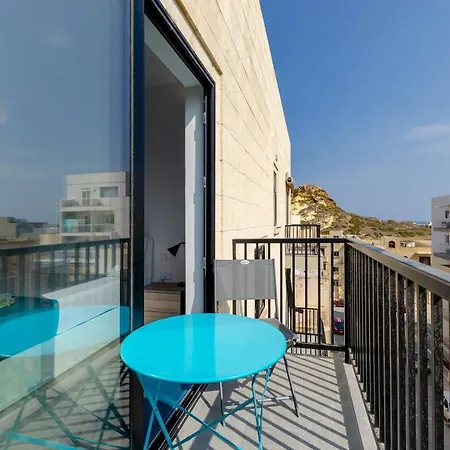 2 Bed W Distant Sea And Country Views Appartement
