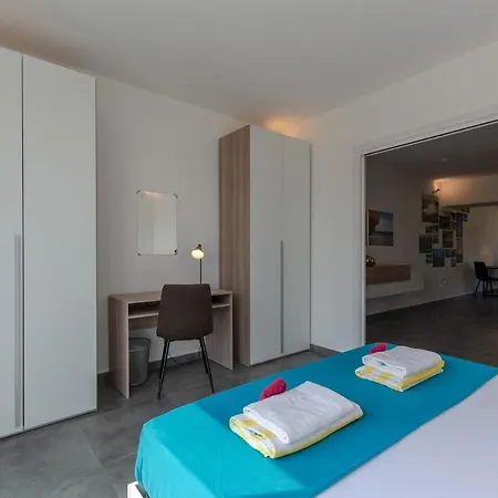 2 Bed With Distant Sea And Country Views Apartament