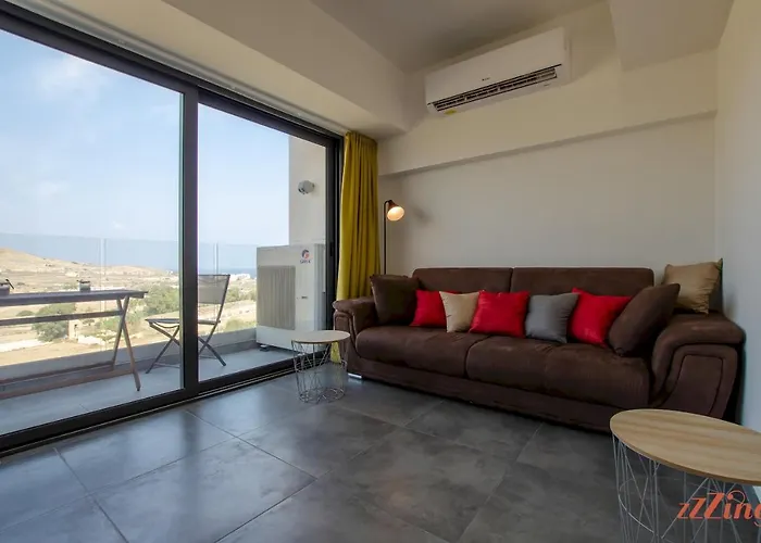 2 Bed With Distant Sea And Country Views *