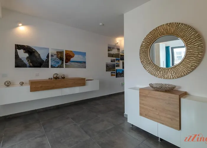 Διαμέρισμα 2 Bed With Distant Sea And Country Views