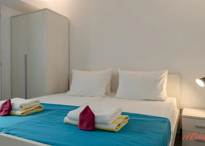 Apartamento 2 Bed With Distant Sea And Country Views