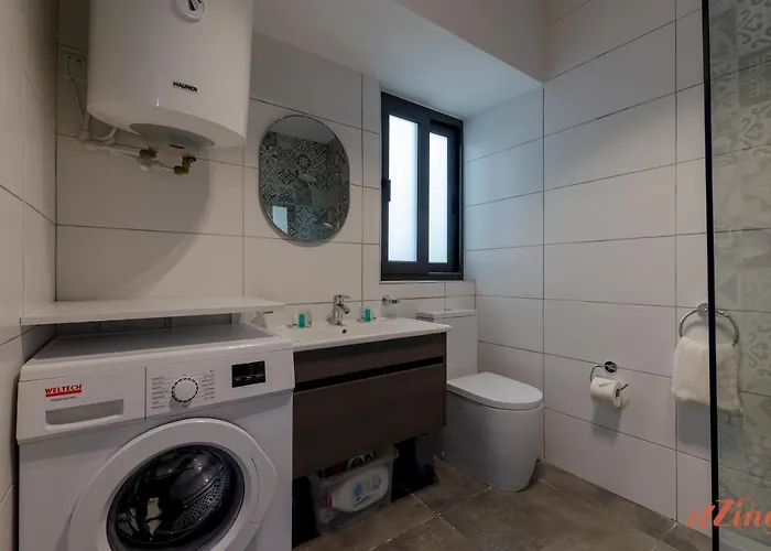 2 Bed With Distant Sea And Country Views *