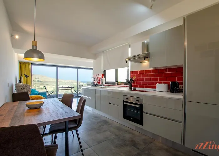 2 Bed With Distant Sea And Country Views *