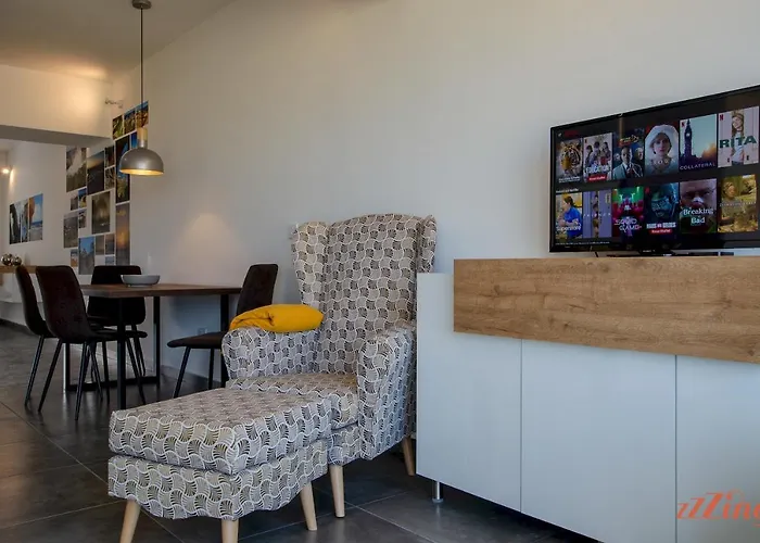 2 Bed With Distant Sea And Country Views Apartamento