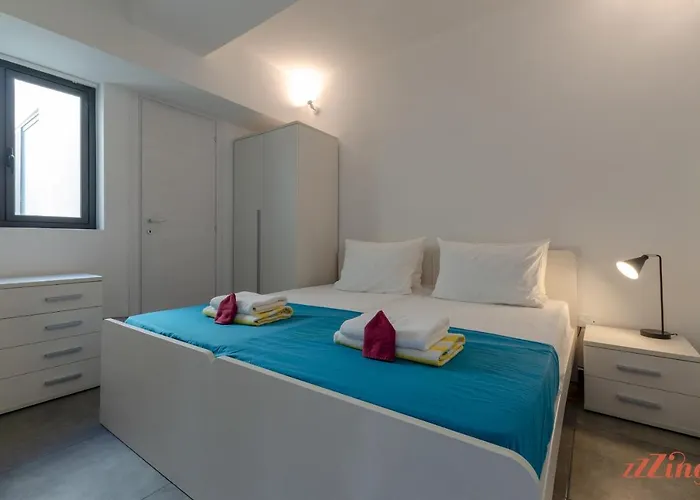 2 Bed With Distant Sea And Country Views Διαμέρισμα *